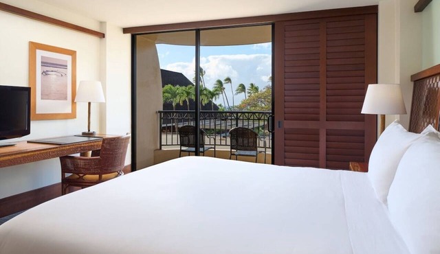 Tower Partial Ocean View King at Royal Lahaina Resort
