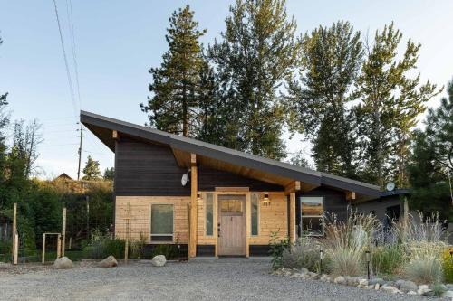 Trailside vacation home—easy walk to Winthrop in Winthrop