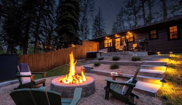 Tranquil Riverside Home: Hot Tub, Fire Pit & Hammock: by Forest & Peak Retreats