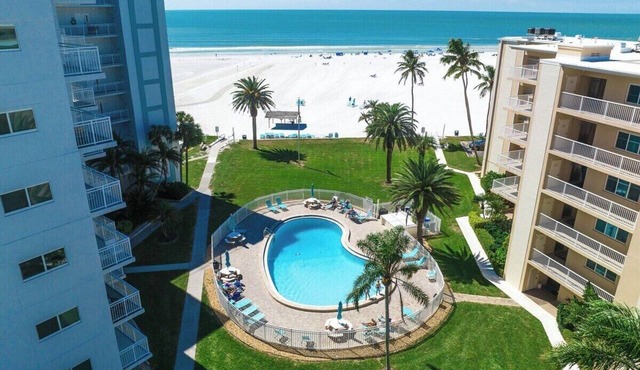 Tranquil villa with private beach, 2br/2ba 3 pools, complex on beach! Patio in Sarasota