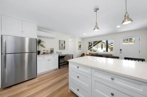 Trendy Mission Hills Condo 2 Bedrooms with Parking in San Diego