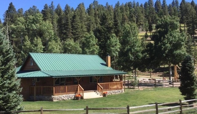Two Bears Cabin: Secluded Mountain Retreat near Lake Isabel. in Wetmore
