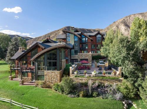 Unparalleled Lakeside Villa with Pool, Hot Tub, AC in Avon