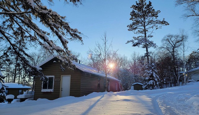 up north cabin with fire place in Hackensack