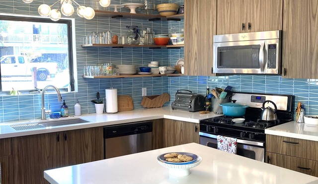 Updated Mid-Century beach house -10 minute walk to the beach