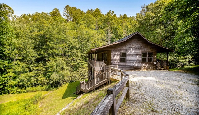 Upscale cabin with private hot tub & pool table - two gas fireplaces, central AC