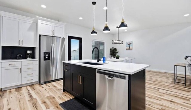 Upscale Modern Home | St. Lukes | Garage Parking in Twin Falls