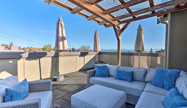 Upscale Townhome in Capitol Hill with AC & views of the Cascades