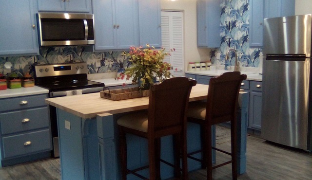 Upstairs apartment in quiet community minuets from the beach