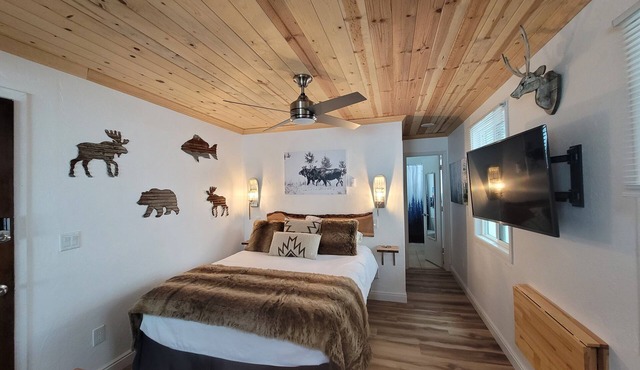 Vail - 2 Guests - Private Studio w/Queen Bed - Pet Friendly!