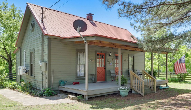 Vintage Charm + Outdoor Calm: Rural Arkansas Cabin