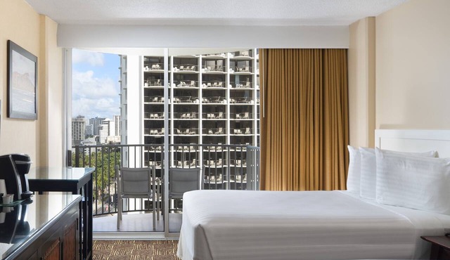 Waikiki Getaway! Private Balcony, Parking! Close to Honolulu Zoo & Kuhio Beach!