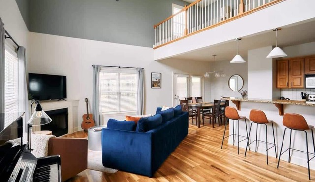 Walk to Vanderbilt | Screened Porch + Park 4 Cars | Workspace | Walk to Hillsboro Village, Fido & Pancake Pantry | Minutes to Music Row, 12 South & Broadway | Perfect for Families, Friends & University Visits in Nashville