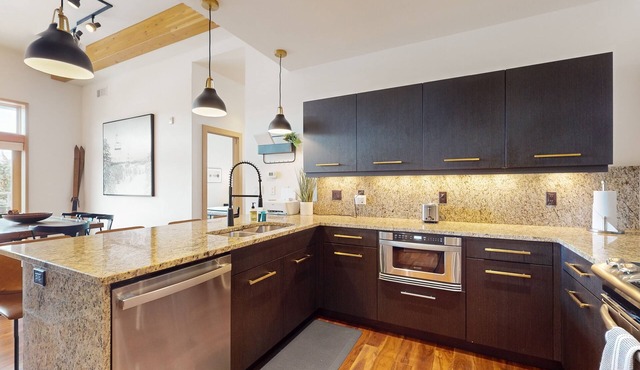 Walkable condo with mountain-view deck, firepit & bar/restaurant downstairs in Eagle
