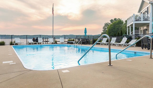 Waterfront Condo, Pool, Walk to Downtown