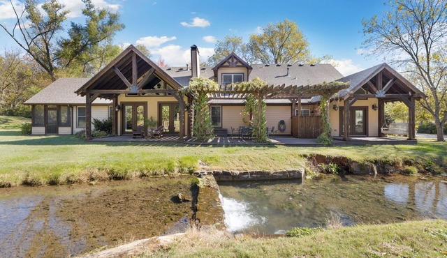 Whispering Brook-Outdoor oasis w/stream-Sleeps 16