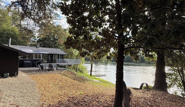 Willamette Riverfront Estate w/Deck - Secluded on 2.5 acres w/AC. in Salem