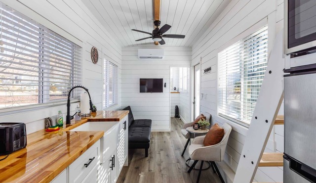 Zion Pet-Friendly Tiny Home Hot Tub BBQ in Apple Valley