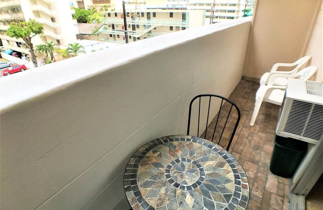 ALOHA-WAIKIKI FUN & CHARMING near BEACH 52