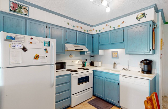 Colorful, Second-Floor Condo with Balcony, WiFi & Shared Pool/Kiddie Pool in Atlantic Beach