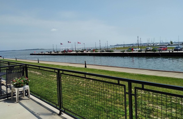 Cozy Chesapeake Loft with balcony overlooking Lake Erie.reserving now in Sandusky