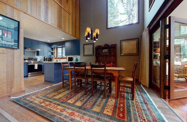 Inviting & comfortable Black Butte home with hot tub, pool, tennis & basketball in Black Butte Ranch