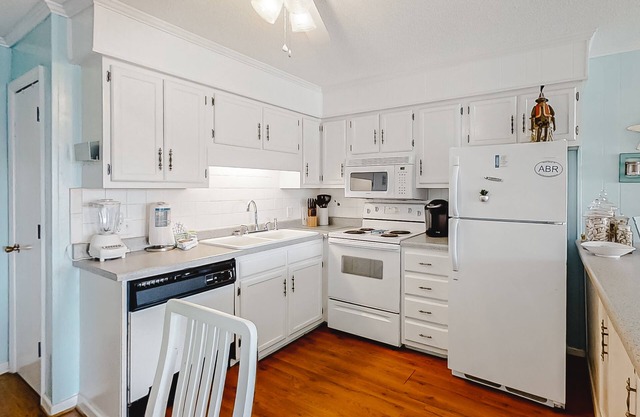 Second-Floor Condo with Ocean View, Easy Beach Access & Shared Pool/Grills in Atlantic Beach