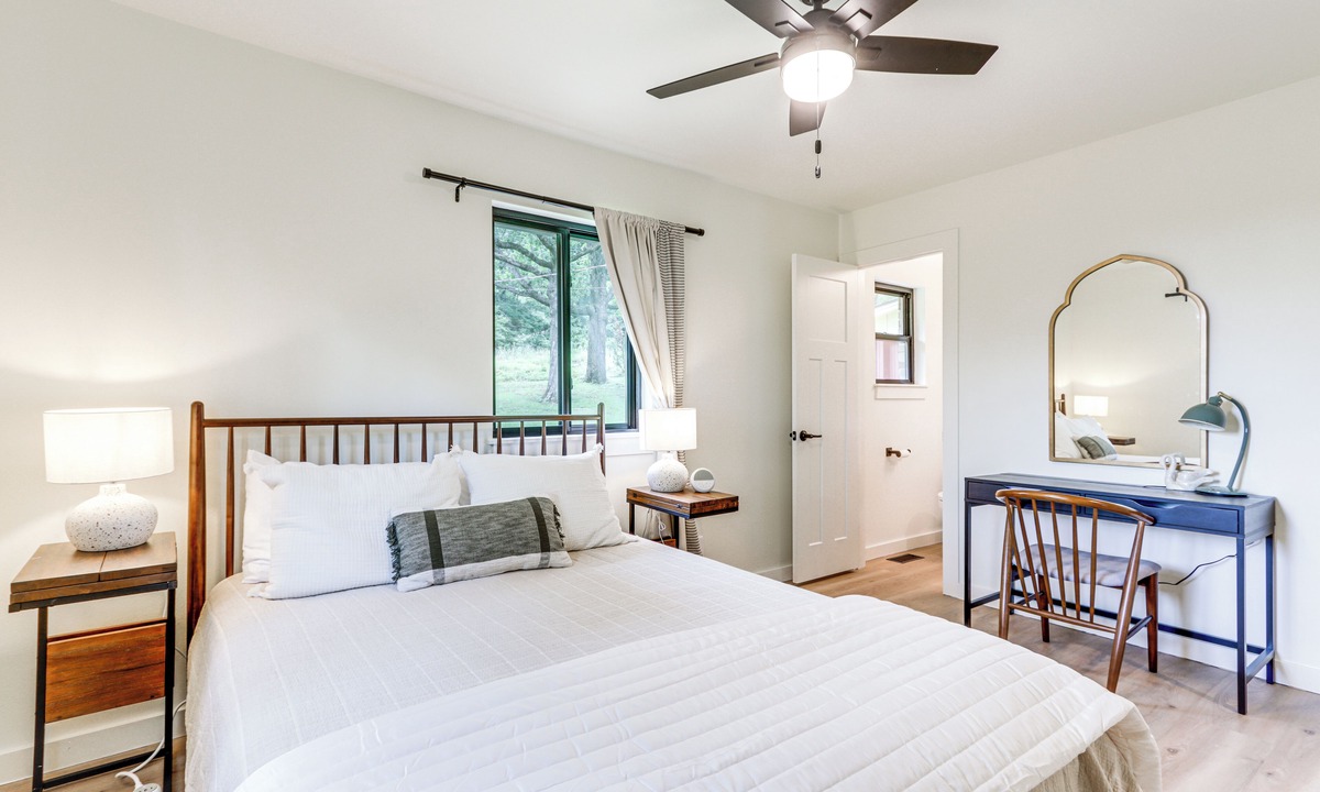 Fayetteville Cottage | 1 Mi to University of Arkansas: Home w/Large Yard
