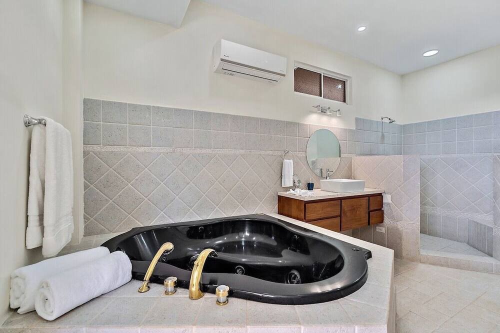 Mokuleia House | Kukui Hale - Short Walk to Beach, AC