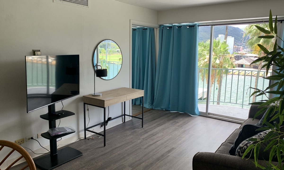 McCully - Moiliili Apartment | Waikiki Apartment sleeps 5 parking included