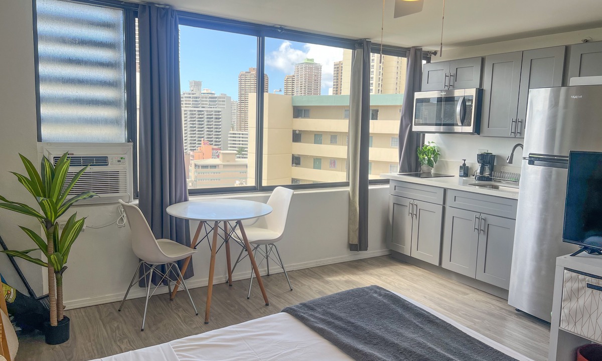 McCully - Moiliili Condo | Trendy Hawaiian Monarch Studio | Ocean View | Pool