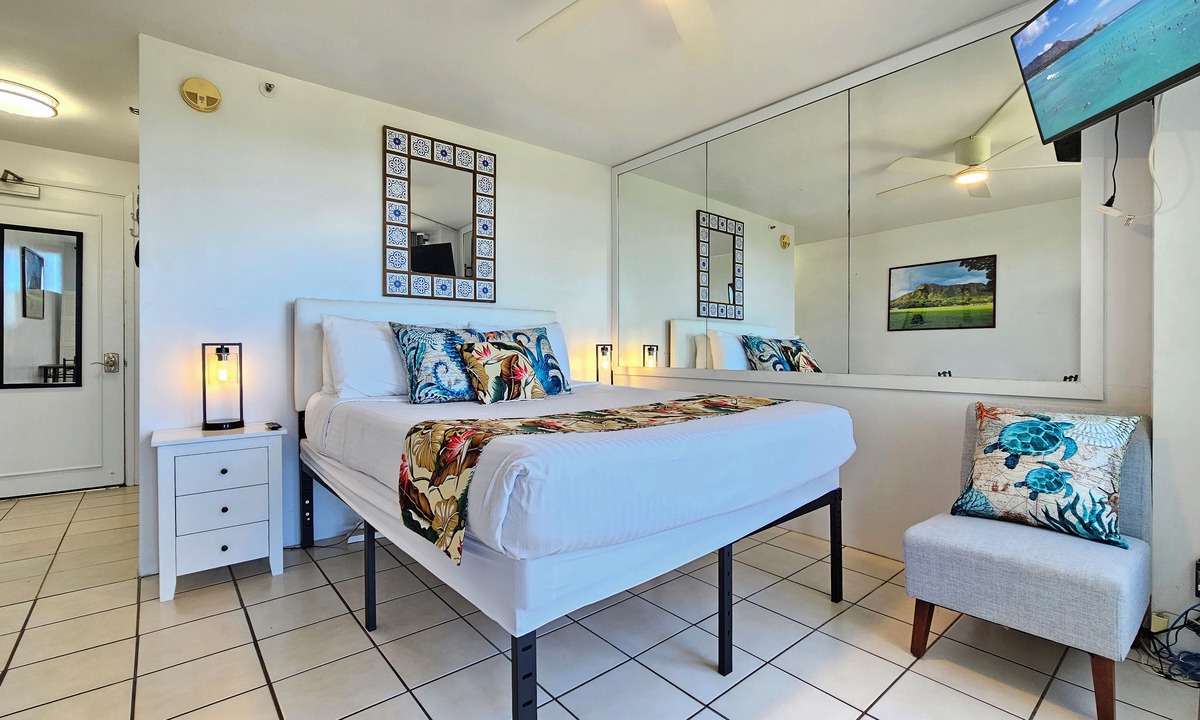 Waikiki Apartment | ωαιкιкι 6ᵗʰ Floor Studio w/Balcony — WAIKIKI GRAND HOTEL® 615