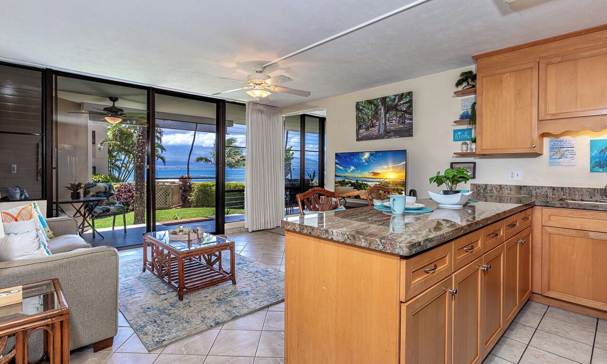 Maalaea Condo | Oceanfront 2BR condo w/lanai and pool access