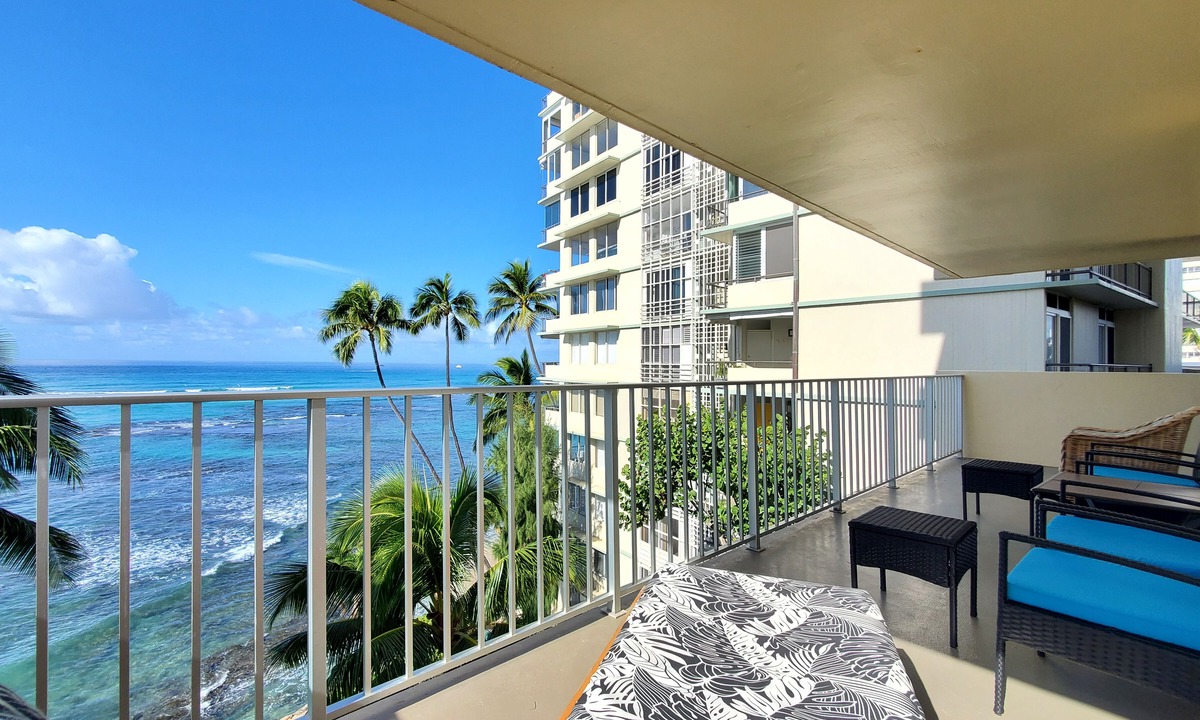 Diamond Head - Kapahulu - St. Louis Apartment | Remodeled in 2022, Diamond Head 2 Bedroom Oceanfront condo