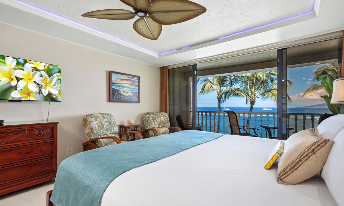 Historic Lahaina Front Street Condo | Premier Oceanfront Room