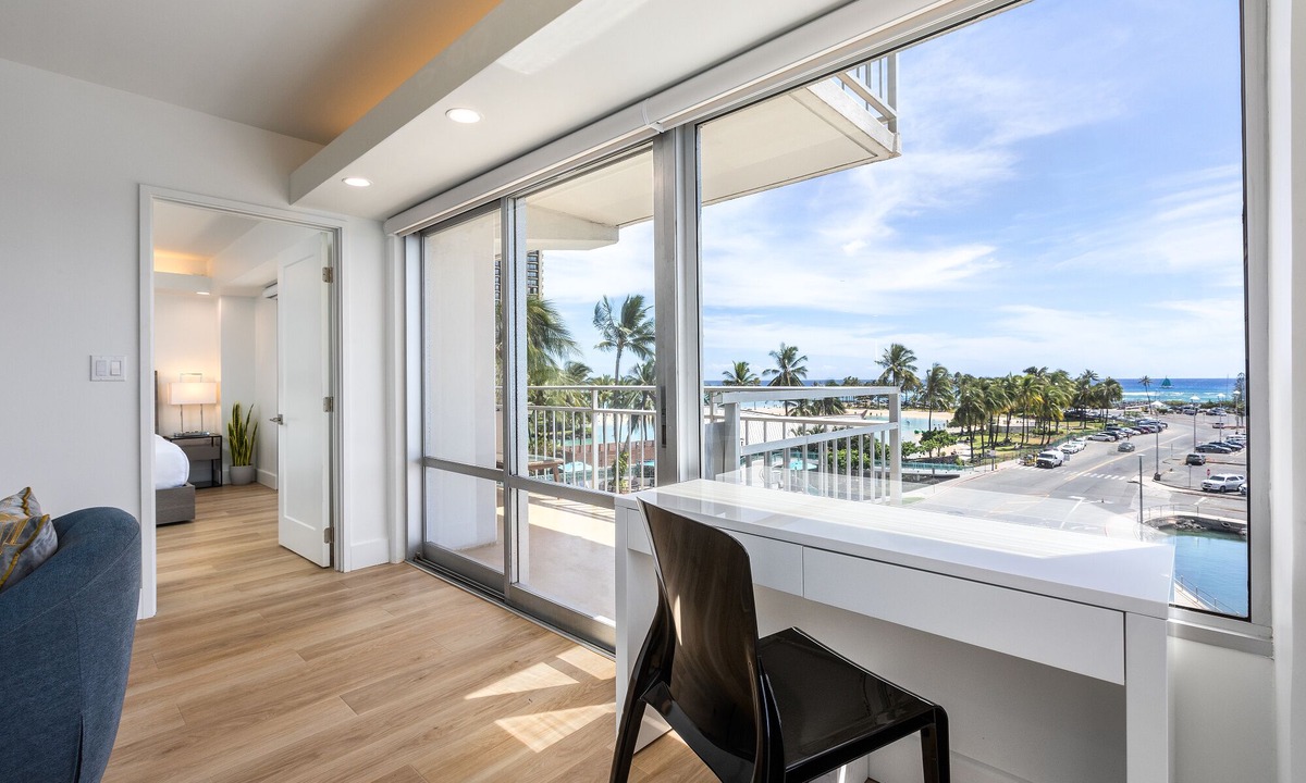 Waikiki Condo | ILIKAI NEWLY RENOVATED OCEAN VIEW ONE FREE PARKING