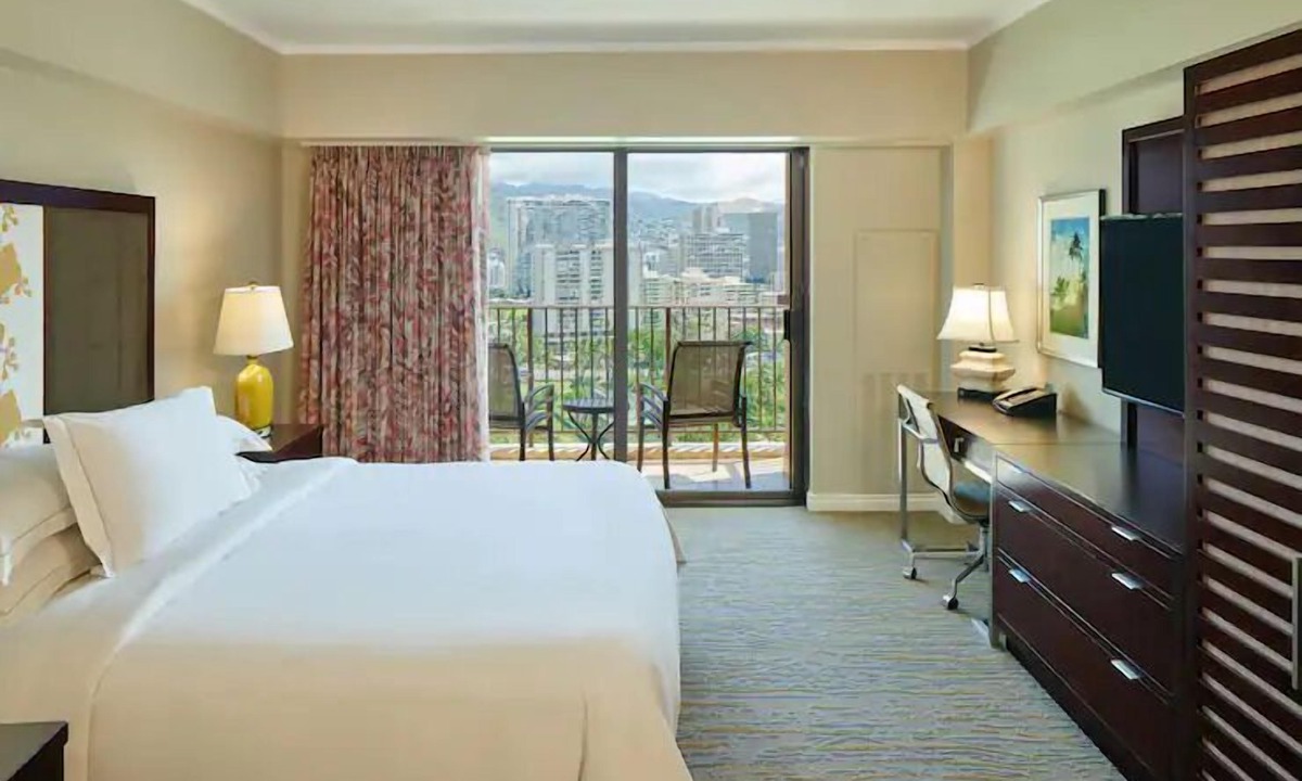 Waikiki Hotel | Waikiki | Couples Lagoon Stay | Pool + Spa