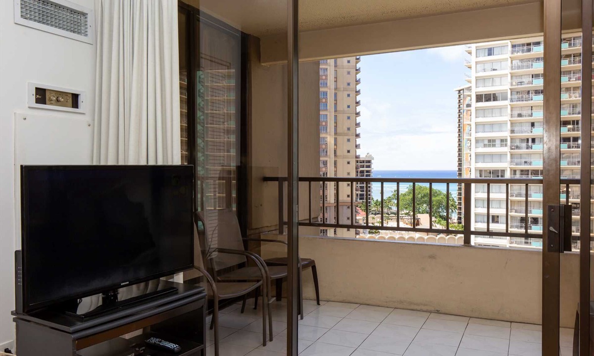 Waikiki Condo | Monthly Discovery Bay 1713 Ocean/City Views 1 Bd 1Ba