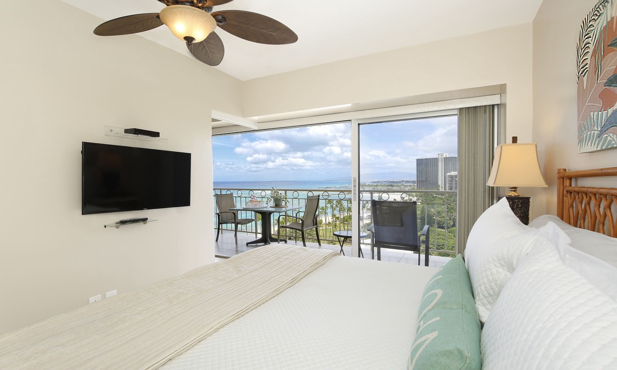 Waikiki Condo | GORGEOUS OCEAN VIEW and Sunsets! Full Kitchen, Washer/Dryer, Wi-Fi, Sleeps 4.