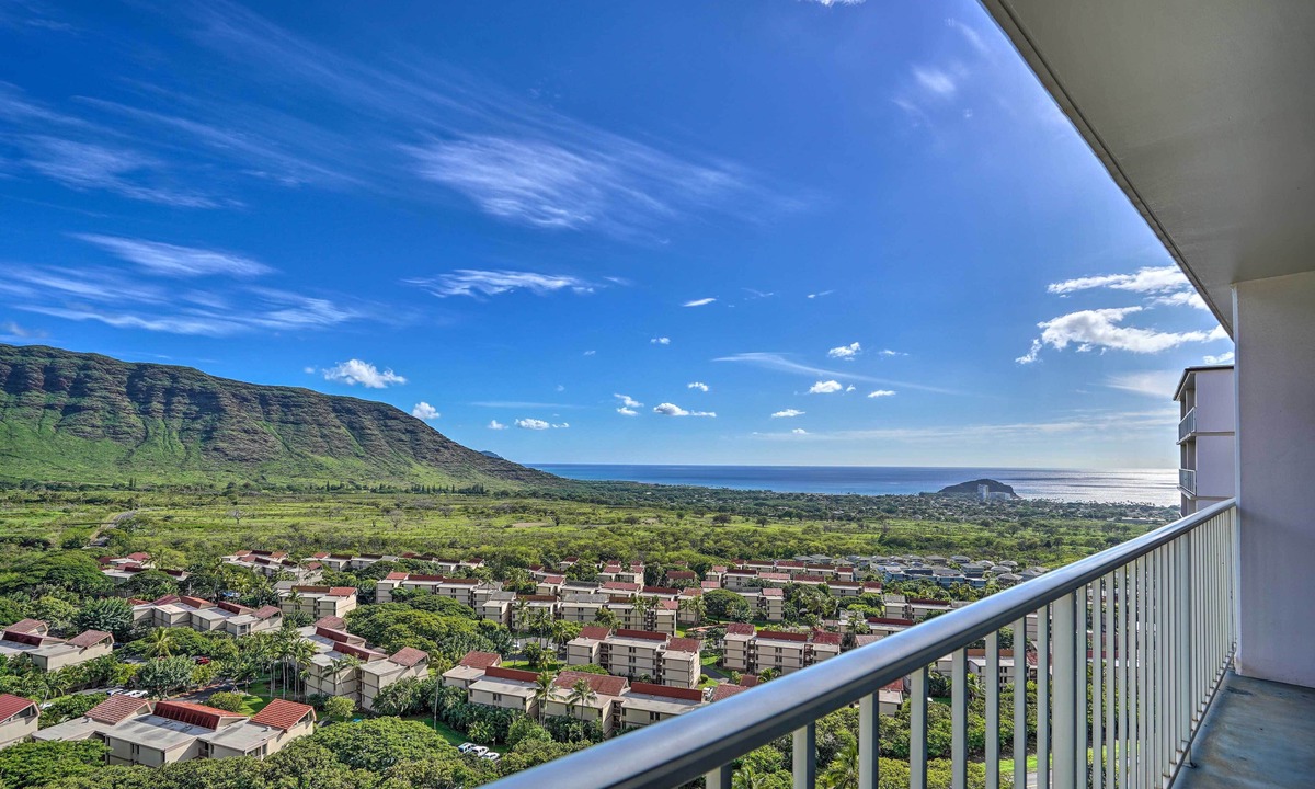 Makaha Condo | Lush Condo w/Community Pool, 1 Mi to Beach!