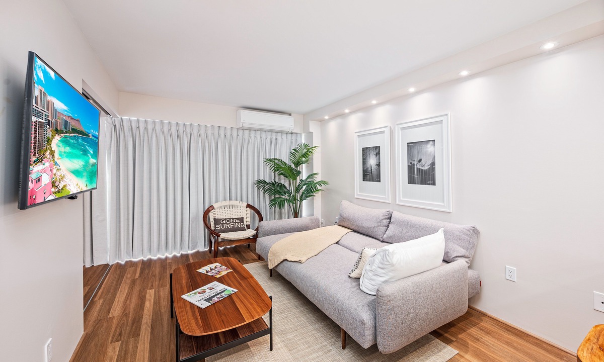 Waikiki Condo | Ocean-Lagoon Condo w/Full Kitchen at Ilikai Hotel and Steps to the Beach