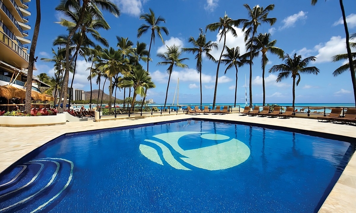 Waikiki Hotel | On Beautiful Waikiki Beach! Pool, Spa, 3 On-Site Restaurants, Water Activities