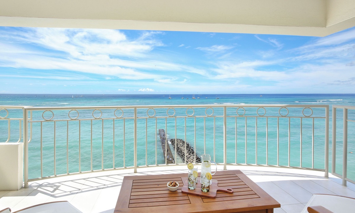 Waikiki Condo | LUXURY DIRECT OCEANFRONT! Fully Renovated! Free Parking! Sleeps 6
