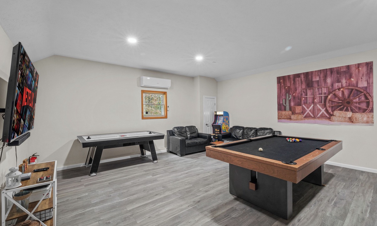 Gouldsboro House | 4 BR Big Bass Lake house in Heart of Poconos. HotTub/Beach/Lakes/Pools/GameRoom