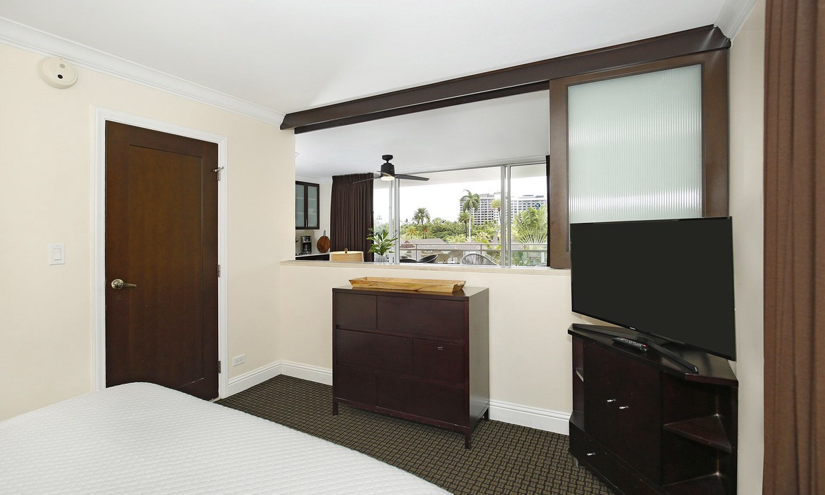 Waikiki Condo | Heart of Waikiki Corner Unit just a short walk to Beach and Restaurants!