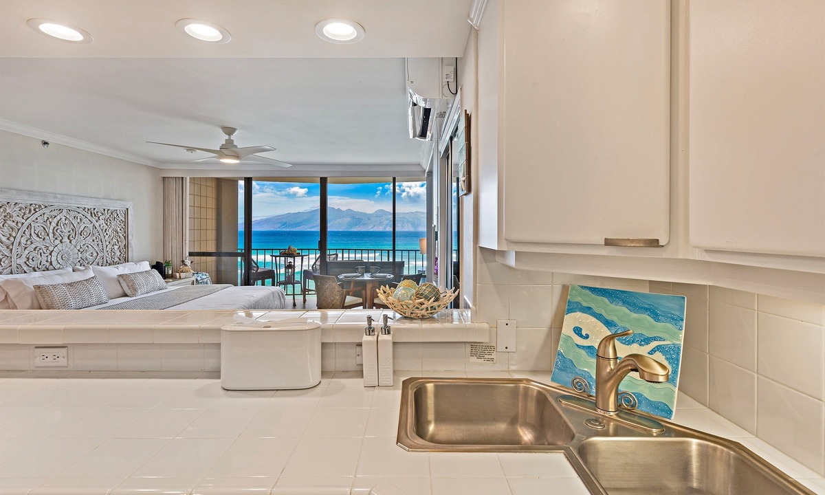 Kahana Condo | Valley Isle Resort #707 - Vacation West Maui - Beachfront Luxury