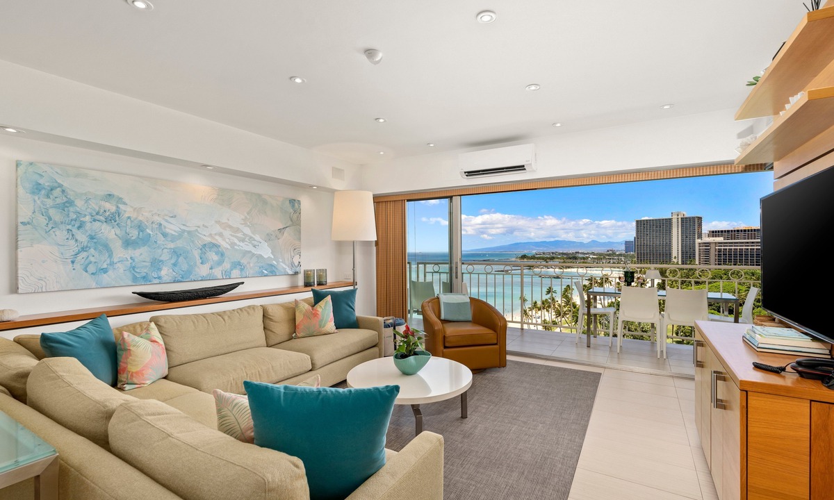 Waikiki Condo | Luxurious Beachfront Condo with Spectacular Ocean Views! FREE Parking!