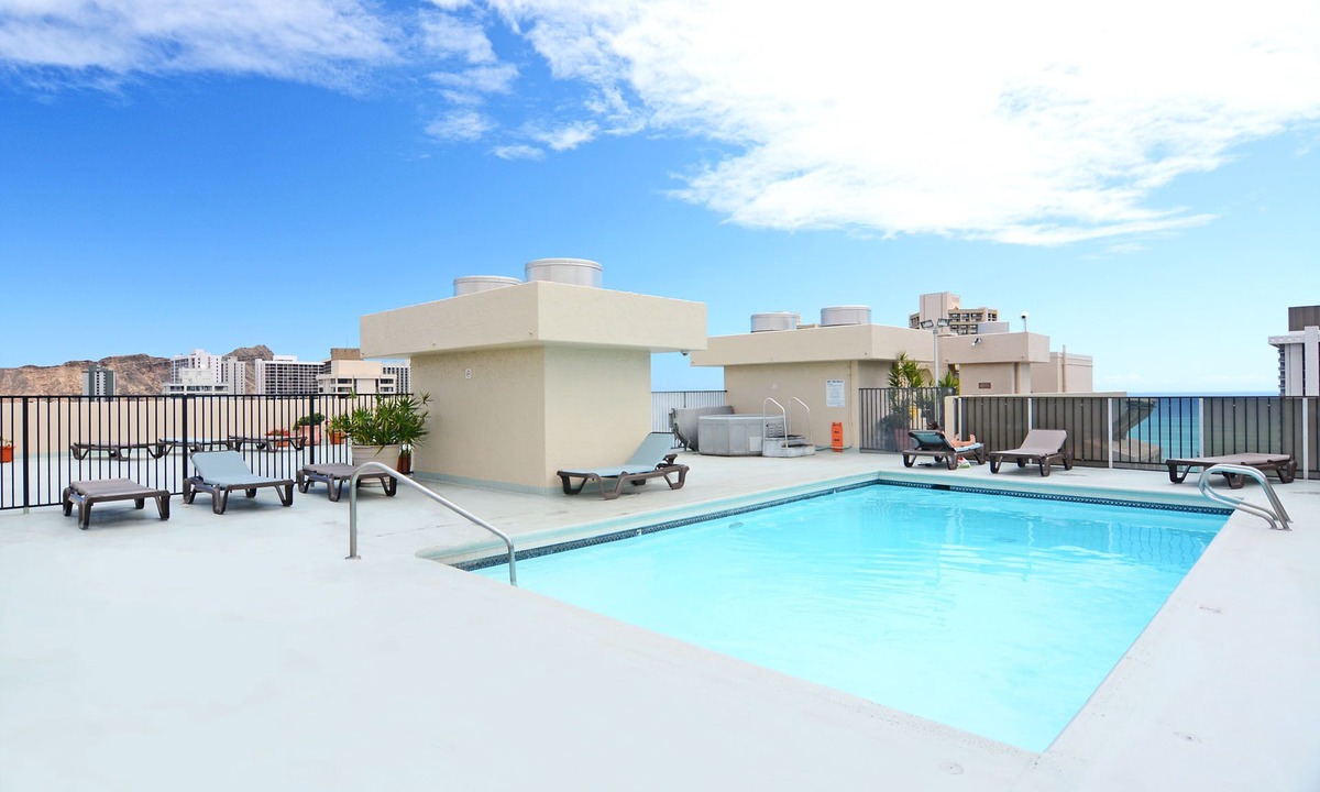 Waikiki Condo | Comfy Studio with AC, FREE Parking & Wi-Fi, Pool & BBQ Area! Close to Beach!