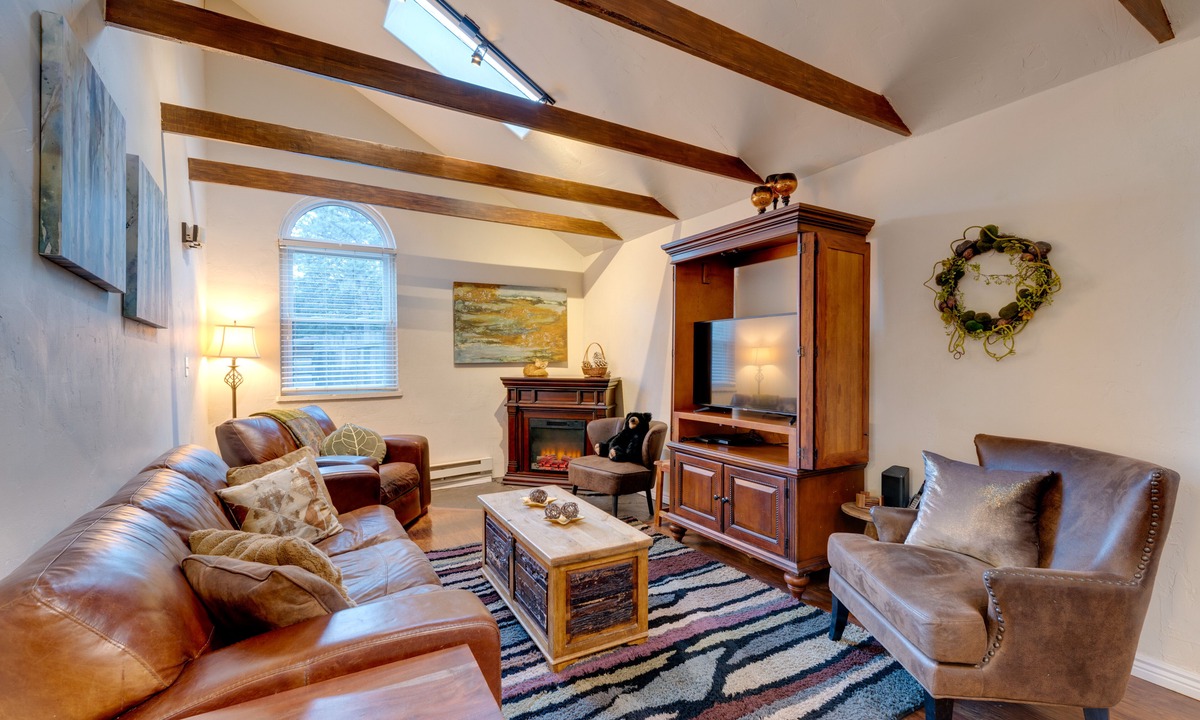 Green Mountain Falls Cabin | Rustic Log Cabin w/Studio ~ 5 Mi to Pikes Peak!