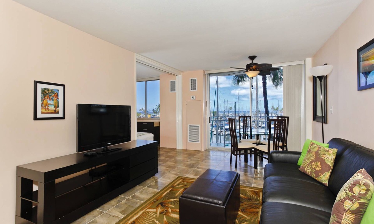 Waikiki Condo | Waikiki Marina-Front Condo! Ocean & Fireworks View, Central AC, Full Kitchen!